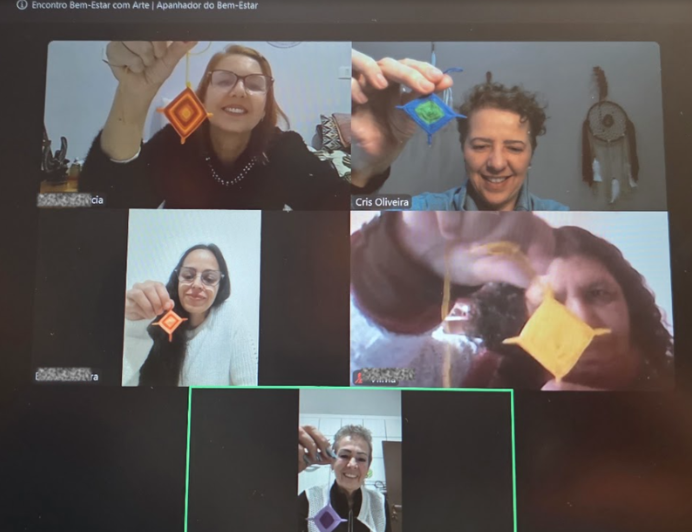 Encontro Bem-estar com Arte por videochamada, participantes mostrando os apanhadores de sonhos prontos